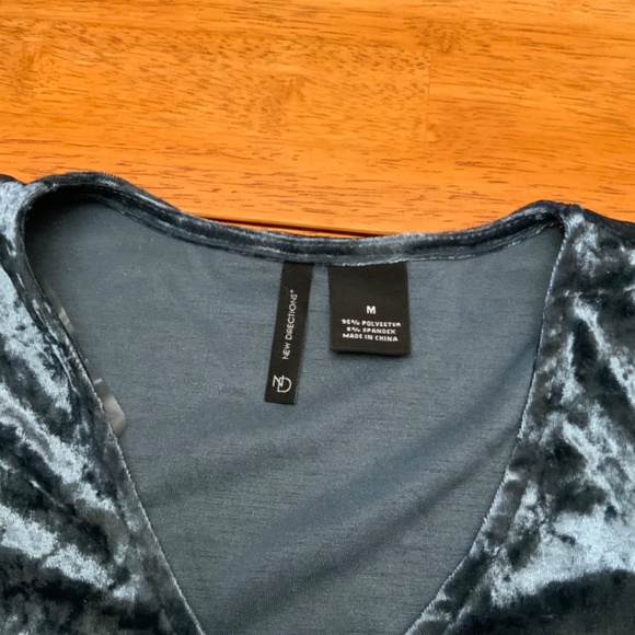 Beautiful ice blue velvet blouse size medium - Picture 2 of 2